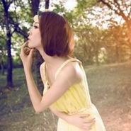 �ഺ�����ɰ�Ů������ͷ��,������΢Ц������ʧ���Լ�