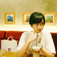 �ഺ�����ɰ�Ů������ͷ��,������΢Ц������ʧ���Լ�