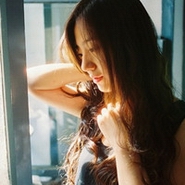 �ഺ�����ɰ�Ů������ͷ��,������΢Ц������ʧ���Լ�