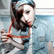 �ഺ�����ɰ�Ů������ͷ��,������΢Ц������ʧ���Լ�