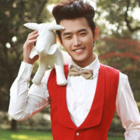 ������Լ��QQ����ͷ��һ��һŮ��������������ȥΧ������