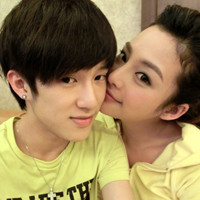 ������Լ��QQ����ͷ��һ��һŮ��������������ȥΧ������