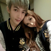 ������Լ��QQ����ͷ��һ��һŮ��������������ȥΧ������