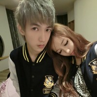 ������Լ��QQ����ͷ��һ��һŮ��������������ȥΧ������