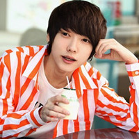 ������Լ��QQ����ͷ��һ��һŮ��������������ȥΧ������