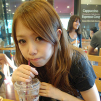 ������Լ��QQ����ͷ��һ��һŮ��������������ȥΧ������