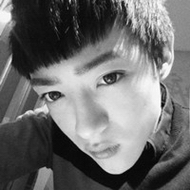 ��ק����Į���������ڰ�ͷ����Խ�����Ҿ�Խ������˧��