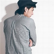 ��ק����Į���������ڰ�ͷ����Խ�����Ҿ�Խ������˧��