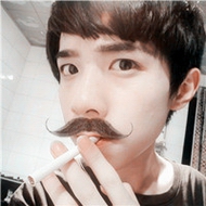 ��ק����Į���������ڰ�ͷ����Խ�����Ҿ�Խ������˧��