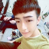 ��ק����Į���������ڰ�ͷ����Խ�����Ҿ�Խ������˧��