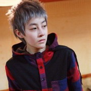 Ψ���ɰ�����������ͷ�� һ˫�����Ĵ��۾�͸¶��һ˿����