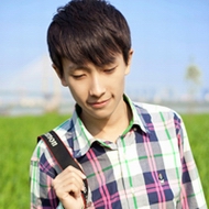 Ψ���ɰ�����������ͷ�� һ˫�����Ĵ��۾�͸¶��һ˿����