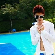 Ψ���ɰ�����������ͷ�� һ˫�����Ĵ��۾�͸¶��һ˿����