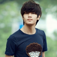 Ψ���ɰ�����������ͷ�� һ˫�����Ĵ��۾�͸¶��һ˿����