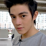 �ഺʱ��˧������ͷ�� һ���˵�ʱ��ֻ��ĬĬ�ķ���