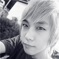 �ഺʱ��˧������ͷ�� һ���˵�ʱ��ֻ��ĬĬ�ķ���