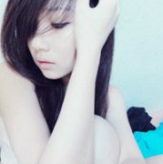 �����������˸�Ů��ͷ��,�ұ����΢Ц����ȴ������ˮ