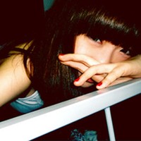 �����������˸�Ů��ͷ��,�ұ����΢Ц����ȴ������ˮ