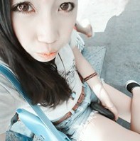 �����������˸�Ů��ͷ��,�ұ����΢Ц����ȴ������ˮ