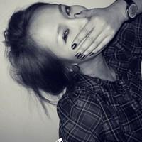 �����������˸�Ů��ͷ��,�ұ����΢Ц����ȴ������ˮ