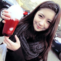 �����������˸�Ů��ͷ��,�ұ����΢Ц����ȴ������ˮ