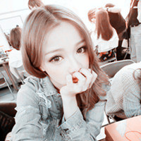 �����������˸�Ů��ͷ��,�ұ����΢Ц����ȴ������ˮ