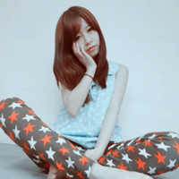 �����������˸�Ů��ͷ��,�ұ����΢Ц����ȴ������ˮ