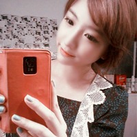 �����������˸�Ů��ͷ��,�ұ����΢Ц����ȴ������ˮ