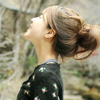 �����������˸�Ů��ͷ��,�ұ����΢Ц����ȴ������ˮ