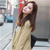 �����������˸�Ů��ͷ��,�ұ����΢Ц����ȴ������ˮ