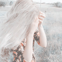 �����������˸�Ů��ͷ��,�ұ����΢Ц����ȴ������ˮ