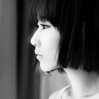 ����Ů���ڰ��˸�ͷ�� ��ȻЦ�ĺܿ��ĵ�ʧȥ����ɫ