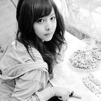 ������Ů���ڰ��˸�ͷ�� �Ұ�ɫ�������ܸ��ܵ�������