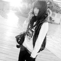 ������Ů���ڰ��˸�ͷ�� �Ұ�ɫ�������ܸ��ܵ�������