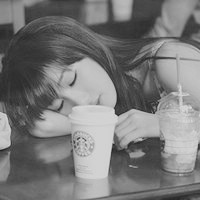 ������Ů���ڰ��˸�ͷ�� �Ұ�ɫ�������ܸ��ܵ�������