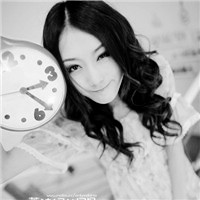 ������Ů���ڰ��˸�ͷ�� �Ұ�ɫ�������ܸ��ܵ�������