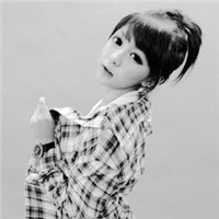 ������Ů���ڰ��˸�ͷ�� �Ұ�ɫ�������ܸ��ܵ�������