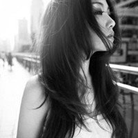 ������Ů���ڰ��˸�ͷ�� �Ұ�ɫ�������ܸ��ܵ�������