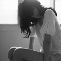 ������Ů���ڰ��˸�ͷ�� �Ұ�ɫ�������ܸ��ܵ�������