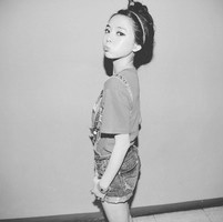 ������Ů���ڰ��˸�ͷ�� �Ұ�ɫ�������ܸ��ܵ�������