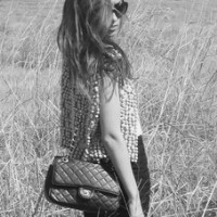 ������Ů���ڰ��˸�ͷ�� �Ұ�ɫ�������ܸ��ܵ�������