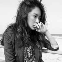 ������Ů���ڰ��˸�ͷ�� �Ұ�ɫ�������ܸ��ܵ�������