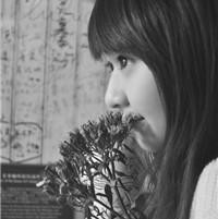 ������Ů���ڰ��˸�ͷ�� �Ұ�ɫ�������ܸ��ܵ�������