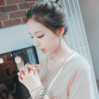 ����˫�۵�Ψ��Ů��ͷ�񣬲������µ��ѹ�