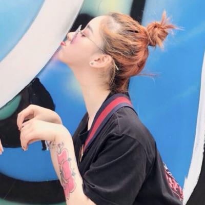 ��ɫϵ������ͷ��һ��һŮ  ������Ȱ��Լ�����