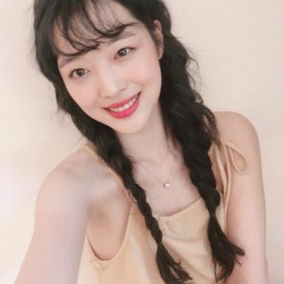 �������շ���Ů������ͷ��ѡ    ��ʻ����