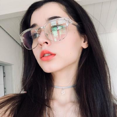 �ÿ����ʷ�ŷ��Ů��΢��ͷ��  �ռ���Ļ���