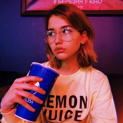 �ÿ����ʷ�ŷ��Ů��΢��ͷ��  �ռ���Ļ���