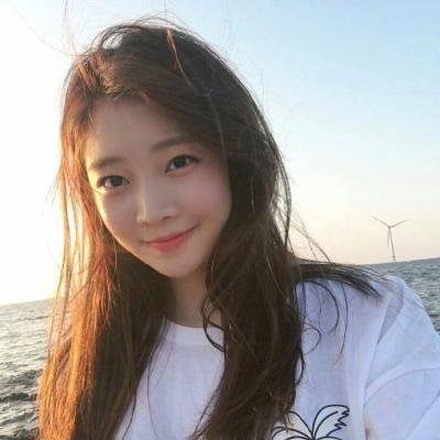 С���µ���ɫϵŮ��΢��ͷ��  ��ɫ�������Ů