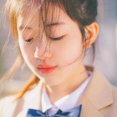 С���µ���ɫϵŮ��΢��ͷ��  ��ɫ�������Ů